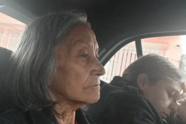 Aparecida Gonçalves, de 81 anos, e Camilla Barbosa Dantas Felix, de 42
