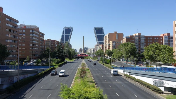 As torres Puerta de Europa, em Madri, mostram que nem toda construção inclinada entortou com o tempo; em alguns casos, a inclinação faz parte do próprio projeto por AngryHarpy/Wikimedia Commons