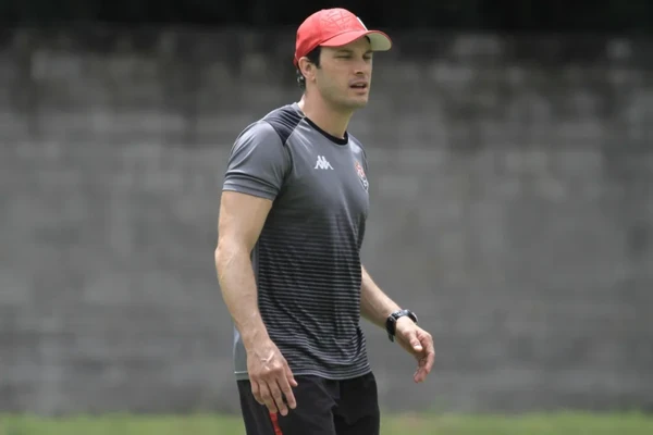 Bruno Pivetti no comando do Vitória 