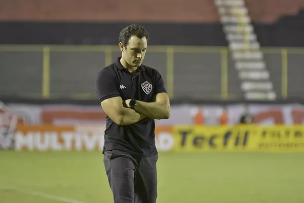 Bruno Pivetti no comando do Vitória  por Pietro Carpi/ECV