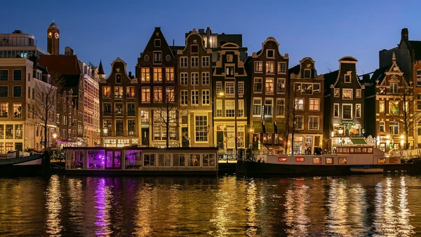 Casas inclinadas em Amsterdã mostram como fundações antigas e solo instável podem mudar a aparência de uma cidade ao longo do tempo