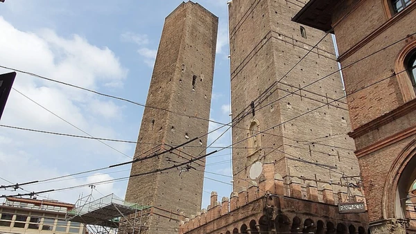 Em Bolonha, a Torre Garisenda aparece inclinada ao lado da Asinelli e mostra que a Itália tem outros monumentos tortos além da famosa Torre de Pisa. por Yair Haklai/Wikimedia Commons