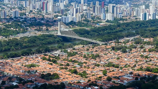 Entre os atrativos citados pela Secretaria Municipal de Desenvolvimento Econômico, a SEMDEC, está o Mirante da Ponte Estaiada por Alexandro Dias/Wikimedia Commons