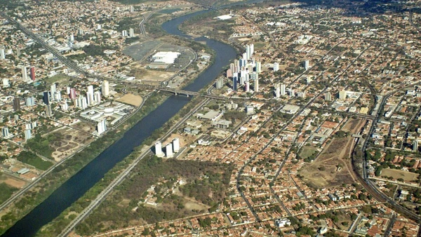 Entre os elementos mais incomuns da capital está um sítio paleontológico em plena zona urbana por Olavomm/Wikimedia Commons