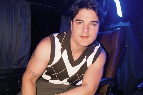 Empresa “Zade Shows Gravações e Edições Musicais”, do cantor Eric Land - R$ 300 mil por Reprodução