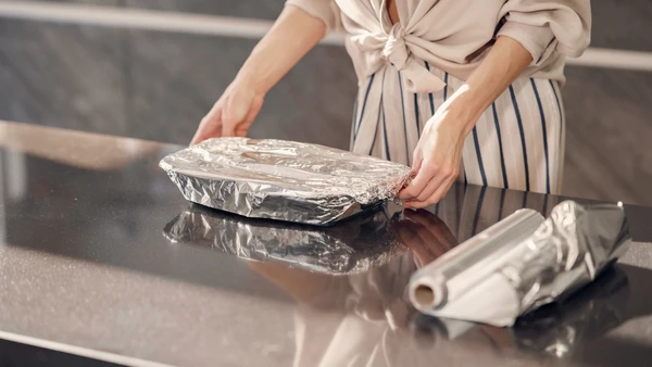 Feitas para substituir o papel filme em várias situações do dia a dia, elas ajudam a proteger alimentos por Freepik