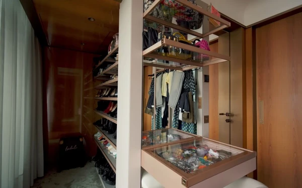 Isabeli Fontana e Di Ferrero mostraram apartamento de luxo em São Paulo com obras de arte, móveis assinados e décor fashionista por Reprodução/YouTube