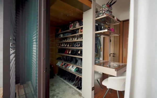 Isabeli Fontana e Di Ferrero mostraram apartamento de luxo em São Paulo com obras de arte, móveis assinados e décor fashionista por Reprodução/YouTube