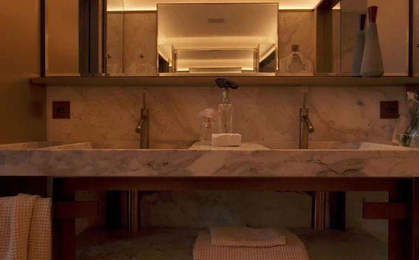 Isabeli Fontana e Di Ferrero mostraram apartamento de luxo em São Paulo com obras de arte, móveis assinados e décor fashionista por Reprodução/YouTube