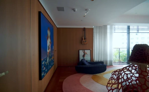 Isabeli Fontana e Di Ferrero mostraram apartamento de luxo em São Paulo com obras de arte, móveis assinados e décor fashionista por Reprodução/YouTube