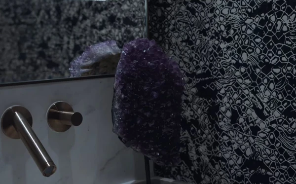 Isabeli Fontana e Di Ferrero mostraram apartamento de luxo em São Paulo com obras de arte, móveis assinados e décor fashionista por Reprodução/YouTube