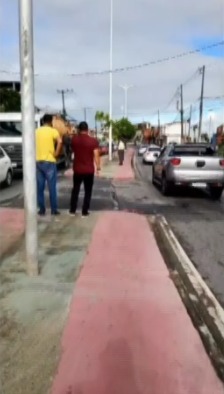 Motorista de caminhão invade garagem de ônibus em Salvador por Reprodução / TV Bahia