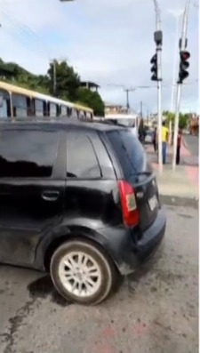 Motorista de caminhão invade garagem de ônibus em Salvador por Reprodução / TV Bahia