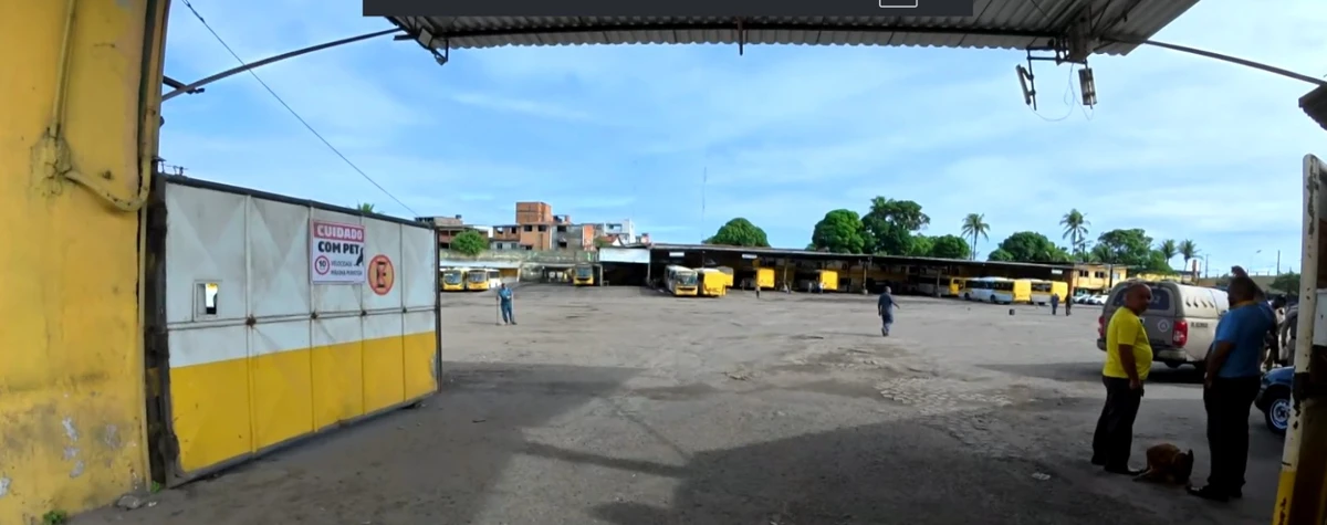 Motorista de caminhão invade garagem de ônibus em Salvador por Reprodução / TV Bahia