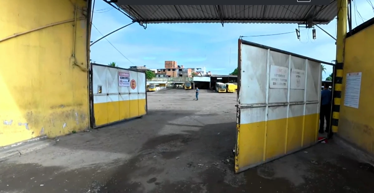 Motorista de caminhão invade garagem de ônibus em Salvador por Reprodução / TV Bahia