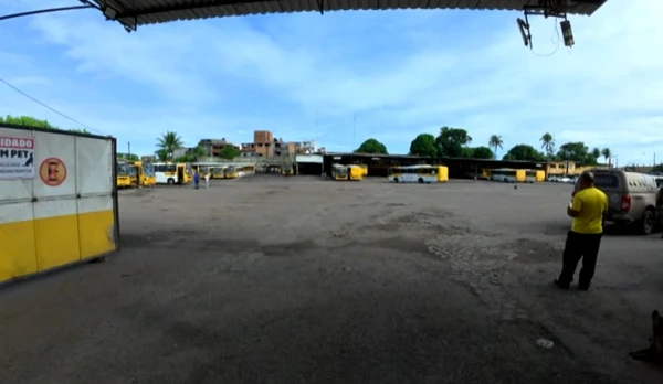 Motorista de caminhão invade garagem de ônibus em Salvador por Reprodução / TV Bahia