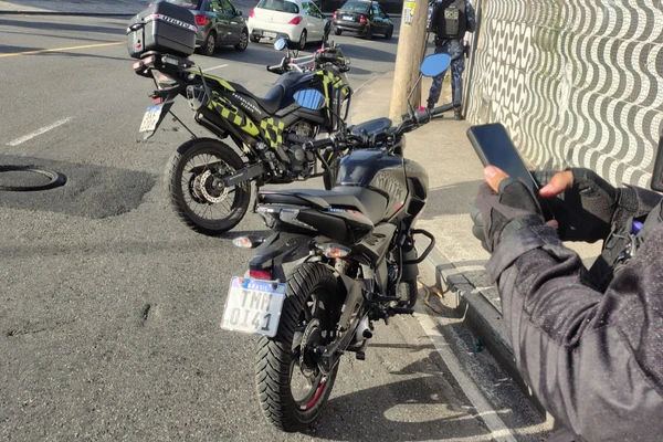 Mulher é presa com CNH falsa gerada por aplicativo durante blitz em Salvador