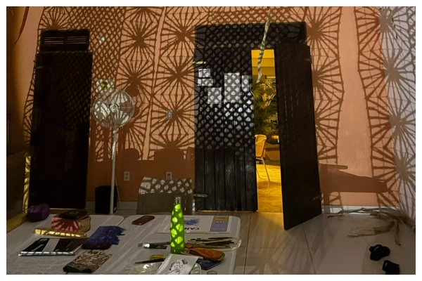 Estudio Ankit: pesquisa sobre o Teatro de Lambe-Lambe — linguagem criada na Bahia — e incorpora elementos do cordel em suas instalações por Divulgação Goethe-Institut Salvador-Bahia
