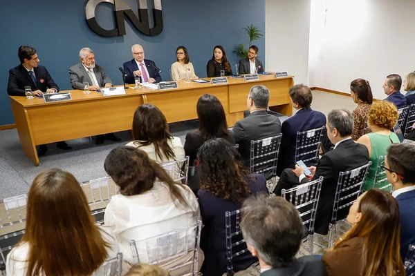 O presidente do CNJ, min. Edson Fachin, assina acordo com representantes de cinco instituições financeiras