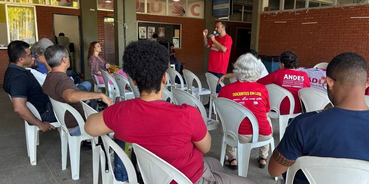 Professores vão paralisar as atividades como forma de protesto