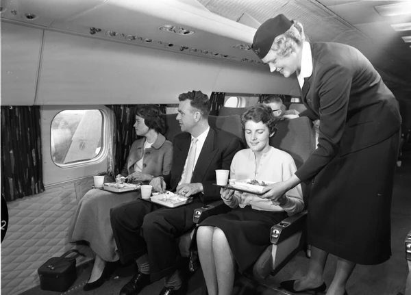 Classe econômica em voo da KLM na década de 1950  por Divulgação