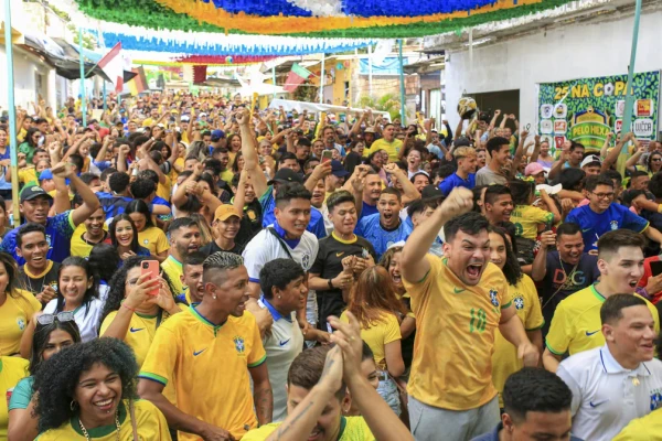 Torcida em Manaus comemora vitória do Brasil em 2022