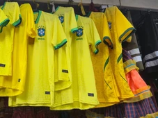 Imagem - Enquanto a camisa oficial da Seleção custa até R$ 749, réplica “tailandesa” vira saída para torcer sem falir