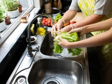 Imagem - Higienizar alimentos com vinagre ou bicarbonato não elimina bactérias e ainda pode causar doenças; saiba mais