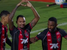 Imagem - Herói contra o Flamengo, Luan Cândido celebra classificação do Vitória: 'Aqui no Barradão tem que ser assim'