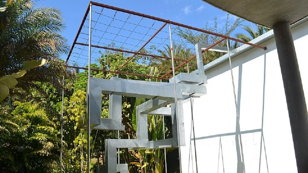 A interação acontece pelo deslocamento. O visitante caminha entre jardins, galerias e obras externas, descobrindo a arte em escala ambiental