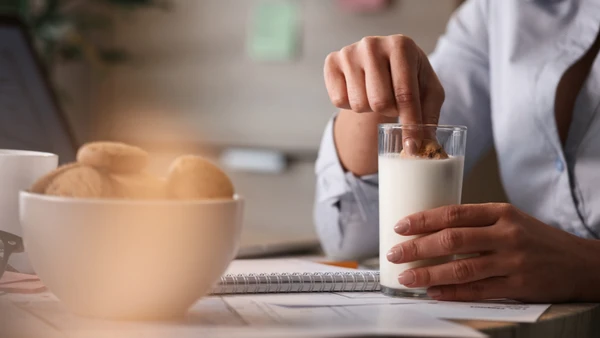 A intolerância à lactose pode transformar escolhas simples de alimentação em uma rotina de atenção constante por Freepik