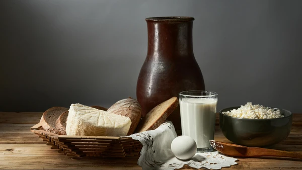 A lactose é um açúcar naturalmente presente no leite e em derivados, como queijos, iogurtes e sobremesas lácteas por Pexels