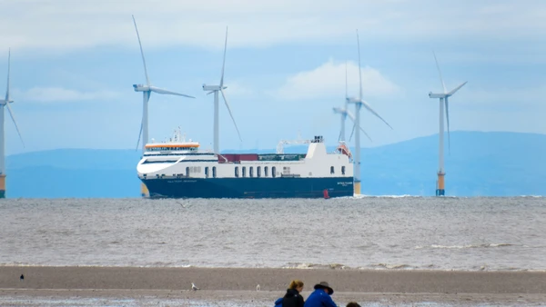 A mesma lógica dos hidrofólios também aparece no P-12, projeto de balsa elétrica para transporte de passageiros por Divulgação/Candela