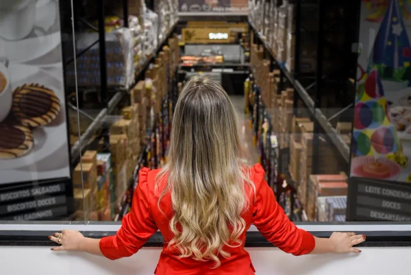 A mulher por trás do Corujão: rede de supermercado chegou a faturar R$ 285 milhões por ano na Bahia por Taila Silva/Divulgação