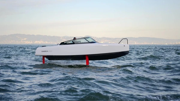 Ao erguer o casco acima da superfície, o barco reduz o contato direto com a água e ganha eficiência