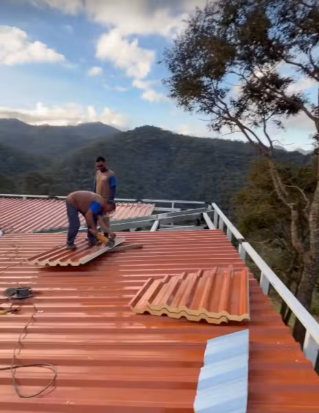 Ator Alejandro Claveaux constrói 'casa da montanha mágica' no Rio  por Reprodução/Instagram
