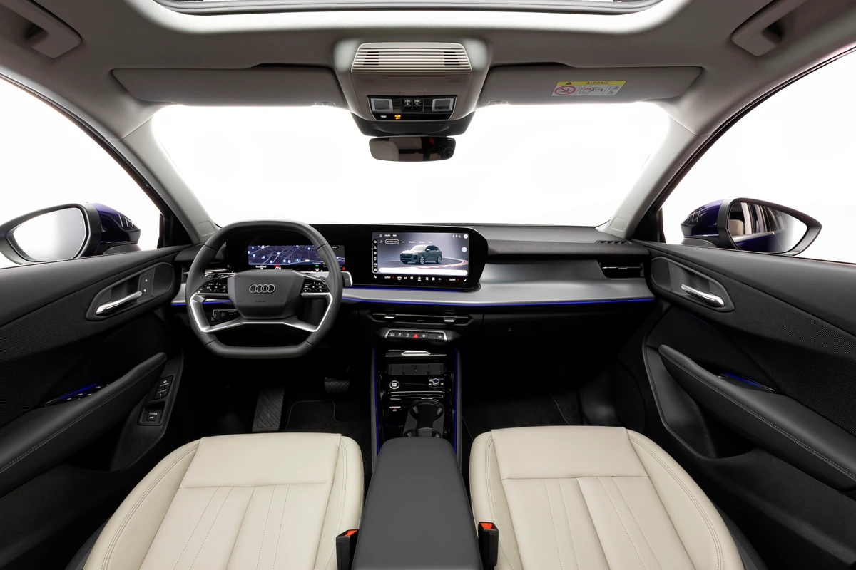 Reformulada e com sete airbags, a cabine segue o estilo adotado no A5 e tem duas opções de cor para os bancos por Divulgação