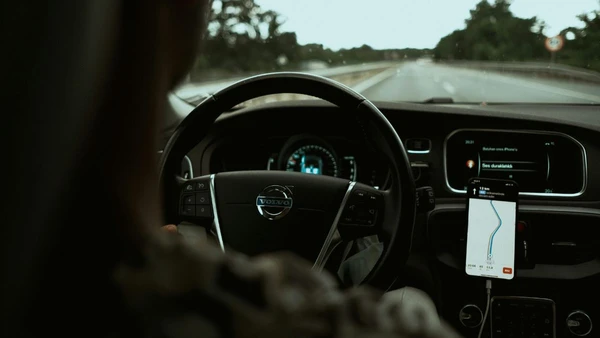 Vida no volante: Para quem faz das ruas o seu escritório, a jornada de trabalho costuma ser longa e solitária, sem hora certa para o fim do expediente por Sami Aksu, Pexels