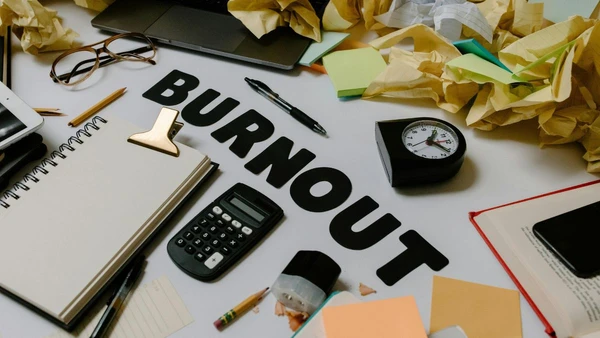 Limite do corpo: Quando o cansaço vira doença; a síndrome de Burnout atinge cada vez mais brasileiros que não conseguem desligar das obrigações, mesmo fora da empresa por Winstead Tara, Pexels
