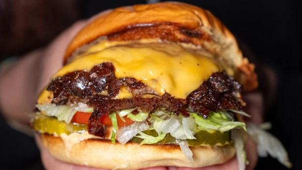 Burger & Beyond, com casas em Londres e Manchester, apareceu entre os cinco melhores hambúrgueres do mundo por Divulgação/Burger & Beyond