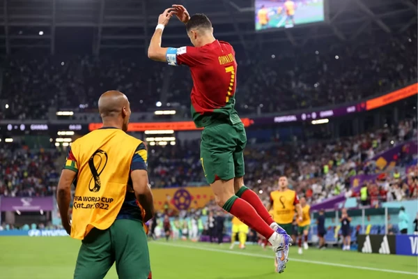 Cristiano Ronaldo — Portugal — 37 anos e 292 dias: Cristiano Ronaldo deixou sua marca na estreia de Portugal na Copa do Mundo de 2022 ao converter um pênalti na vitória por 3x2 sobre Gana, pela fase de grupos.
 por Reprodução/Fifa