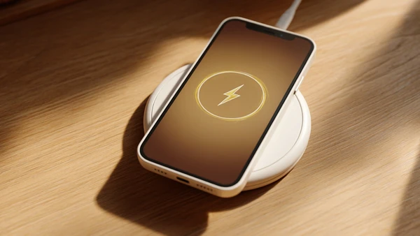 Em vez de conectar um cabo e usar o telefone com fio pendurado, basta prender o carregador magnético na traseira do aparelho por Pexels