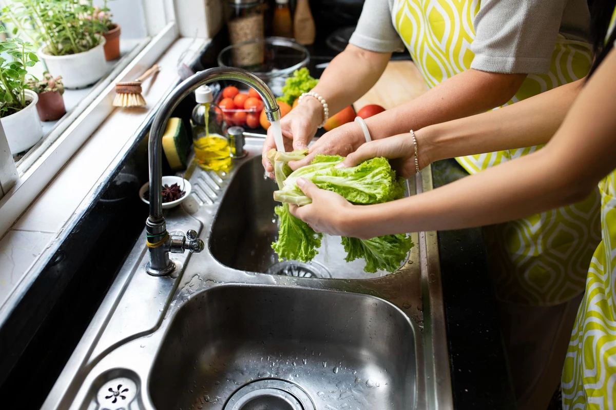 Higienizar alimentos com vinagre ou bicarbonato não elimina bactérias e ainda pode causar doenças; saiba mais 