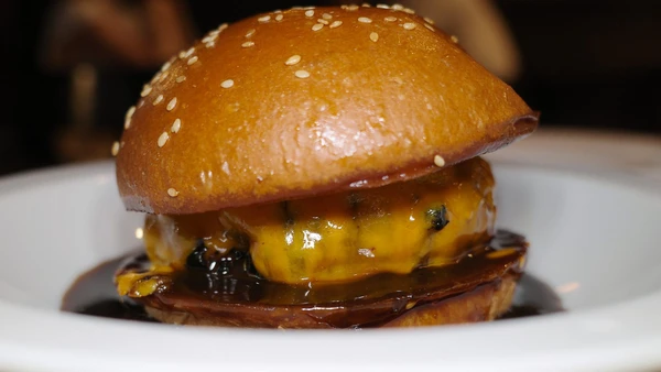 Holy Burger, no centro de São Paulo, ficou em 2º lugar no ranking mundial do Burgerdudes em 2026 e colocou o Brasil no pódio dos melhores hambúrgueres do planeta