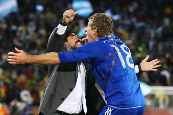 Martín Palermo — Argentina — 36 anos e 227 dias: Martín Palermo marcou um dos gols da vitória da Argentina por 2x0 sobre a Grécia, na fase de grupos da Copa do Mundo de 2010, na África do Sul.
  por Reprodução/Fifa