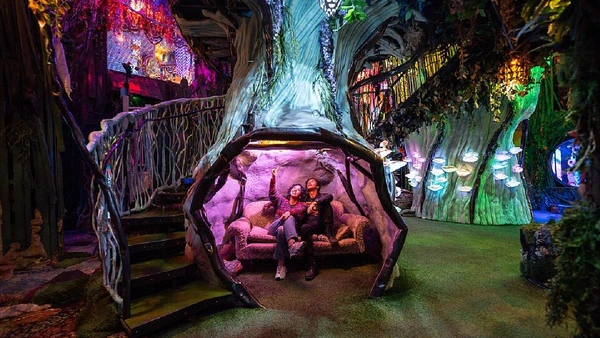 Meow Wolf: House of Eternal Return por ObscuraNomad / Wikimedia Commons