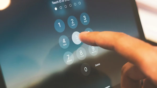 No lugar de digitar uma senha, o celular ou computador encontra essa chave e pede uma confirmação
