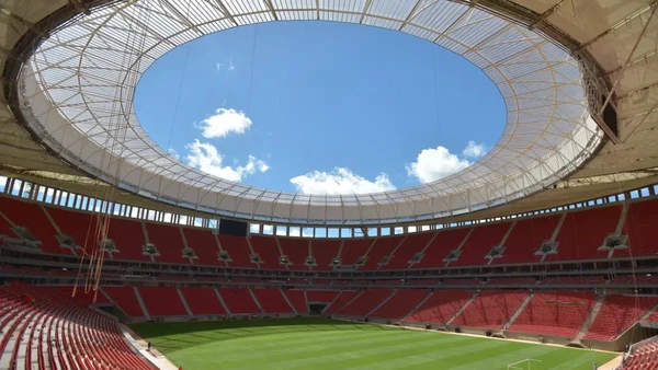 O teto e o gramado do Mané Garrincha estão sob constante avaliação; Fifa exige garantias de manutenção impecável para o torneio. Marcello Casal Jr./Agência Brasil por AGENCIA BRASIL