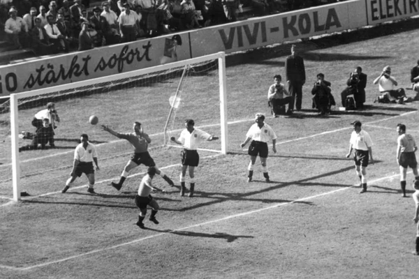 Obdulio Varela — Uruguai — 36 anos e 279 dias: Capitão histórico do Uruguai, Obdulio Varela marcou na vitória por 4x2 sobre a Inglaterra, pelas quartas de final da Copa do Mundo de 1954, na Suíça.

 por Reprodução/Fifa