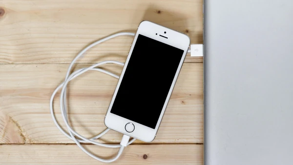 Para quem usa o celular enquanto carrega, a mudança reduz a bagunça e deixa o conjunto mais compacto por Pexels
